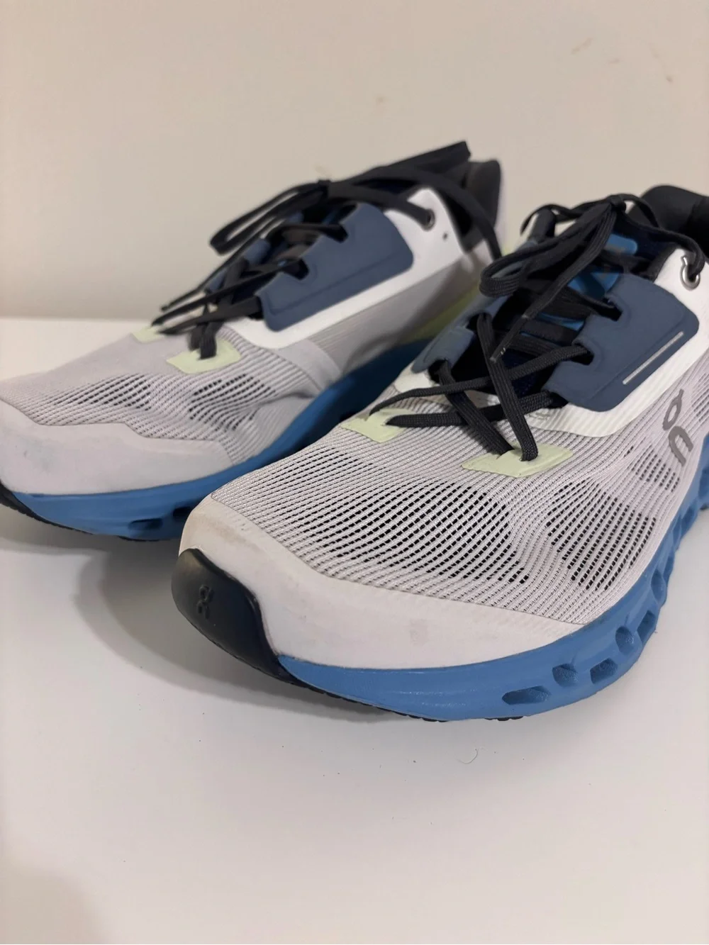 On Cloudstratus Men’s Running Shoes Frost Niagara Blue White Size 9.5